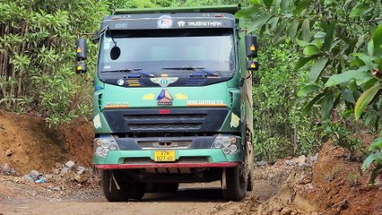 Powerful HOWO Dump Truck Hauling Tons of Earth – Extreme Construction Work!