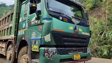 Incredible Power! HOWO Truck Loading and Dumping Earth at Job Site!