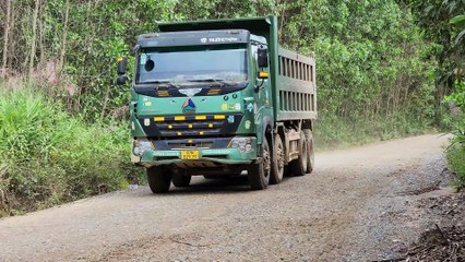 HOWO Heavy Dump Truck in Action – Carrying Massive Loads at the Quarry!