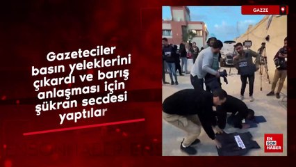 Gazze’de gazeteciler basın yeleklerini çıkardı ve barış anlaşması için şükran secdesi yaptılar.