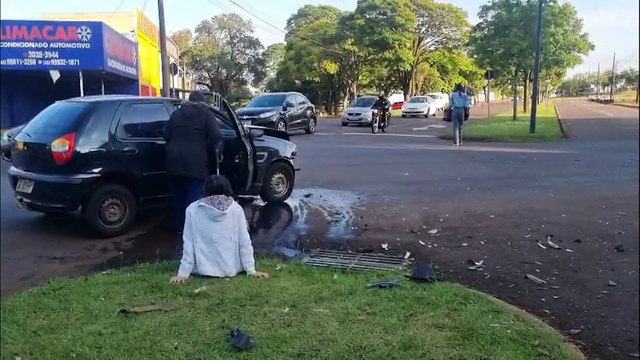 Uno e Palio se envolvem em forte colisão no semáforo da Avenida Piquiri com a Rua Minas Gerais