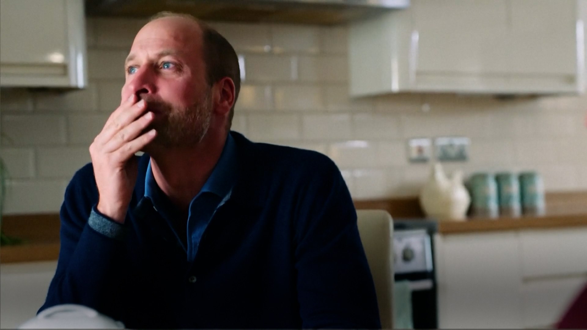 La Casa Real brit�nica ha publicado un v�deo con motivo del D�a Mundial de la Salud Mental, en el que el pr�ncipe William, futuro rey de Inglaterra, visita en su vivienda a Rhian Manning, cuyo marido se suicid� cinco d�as despu�s de la muerte del hijo de ambos. Durante la conversaci�n que mantienen, el Pr�ncipe de Gales se muestra muy afectado y tiene que luchar por contener las l�grimas ante el relato de Manning, que trata de consolarle.