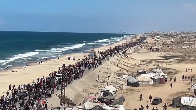 Displaced Palestinians in central Gaza head north after ceasefire goes into effect