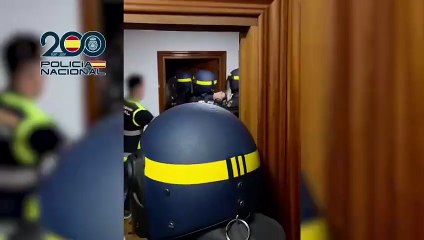 Un hombre intenta matar a un policía clavándole un cuchillo en la cabeza