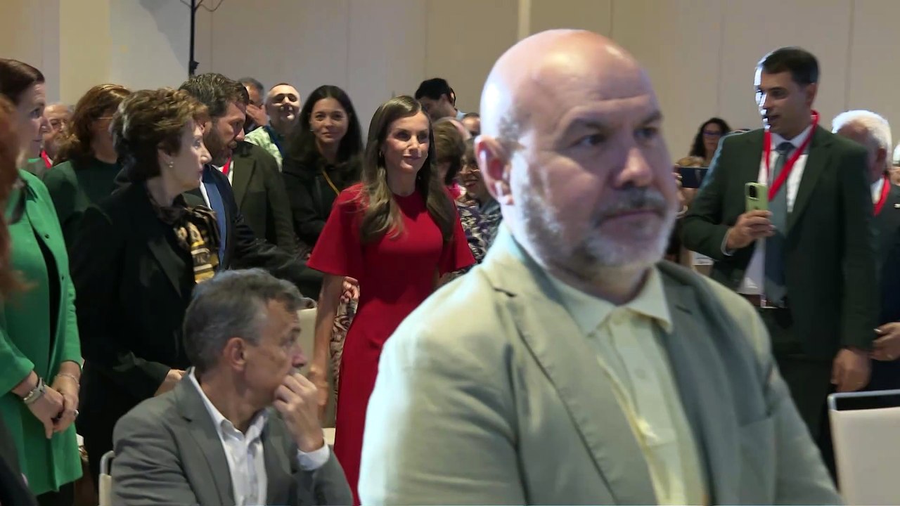 La Reina Letizia, arrebatadora con un vibrante total look rojo de estreno