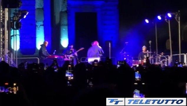 Video News - Frah Quintale abbraccia la sua gente