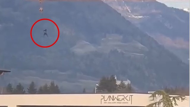 Il video del manichino «impiccato» alla gru del cantiere: a processo il datore di lavoro