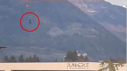 Il video del manichino «impiccato» alla gru del cantiere: a processo il datore di lavoro