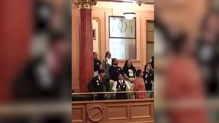 Yeni Zelanda Meclisi karıştı: Vekil sahnede haka yaptı