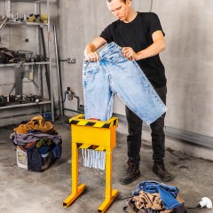 Look what our Eco-hero did this time! ♻️ He is helping the streets again! 🐈‍⬛