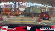 Lori sampah rempuh plaza tol