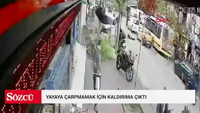Sürücüsünün yayaya çarpmamak için manevra yaptığı otomobil kaldırıma çıktı