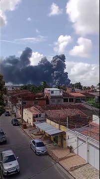 Incêndios de grandes proporções atinge fábrica de descartáveis no Distrito Industrial