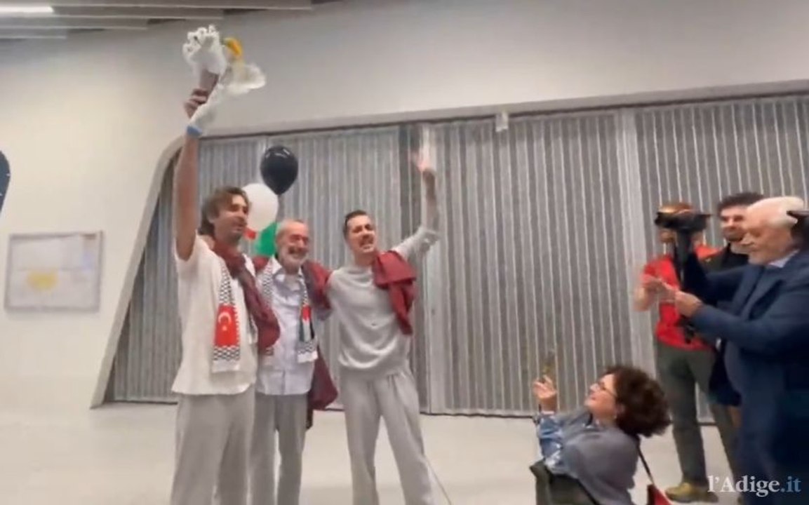 Riccardo Corradini accolto all'aeroporto di Torino: tra gli abbracci e al grido di "Free Palestine"