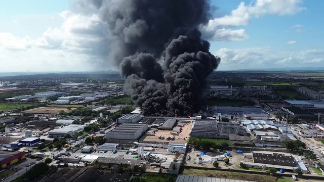 Imagens de drone mostram dimensão do incêndio em fábrica de descartáveis em Maceió