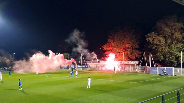Fumigène et feu d'artifice tirés par les supporters du SMC