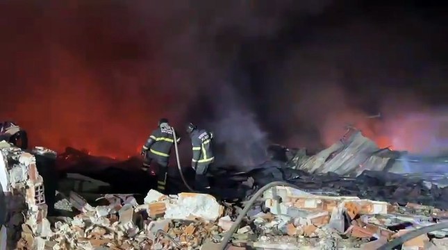 Bombeiros combatem chamas em fábrica de plásticos