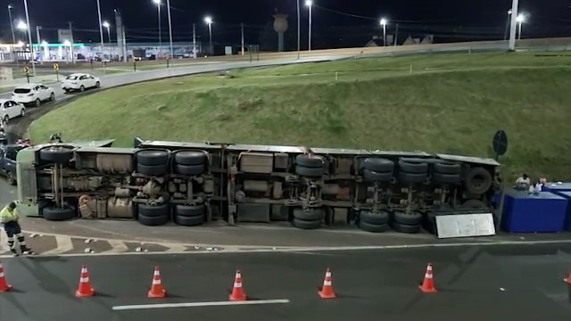 Operação é iniciada para retirar carreta tombada no Trevo Cataratas