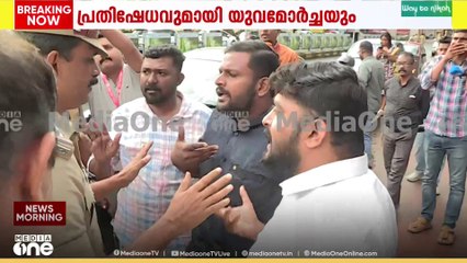 തൃശൂരിൽ മുഖ്യമന്ത്രിക്ക് നേരെ കരിങ്കൊടി; 3 യൂത്ത് കോൺ​ഗ്രസ് പ്രവർത്തകർ കസ്റ്റഡിയിൽ