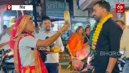 भिंड के दो दोस्तों ने कुछ ऐसे मनाया करवा चौथ, एक ने लहंगा पहन छलनी से देखा दूसरे का चेहरा