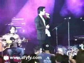 Sam Milby sings with MYMP at the Pinoy Musik Festival 2008