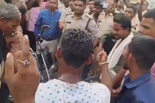 CG News: अवैध कब्जा हटाने को लेकर दो पक्षो में जमकर विवाद, देखें वीडियो