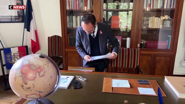 Le Maire de Sarcelles agressé à coups de pierres par un groupe de gens qui veulent infiltrer la Mairie, diriger les maisons de quartier sur fond de trafic de drogue