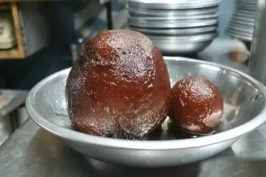 गुलाब जामुन : रोज 350 किलो गुलाब जामुन खा जाते हैं इस शहर के लोग - देखें वीडियो