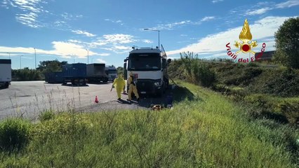 Tanker truck leaks hydrochloric acid onto the road - autocisterna perde  acido cloridrico a Fano