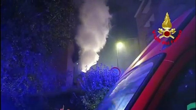 Cornaredo, i vigili del fuoco impegnati nelle operazioni di spegnimento dell'incendio