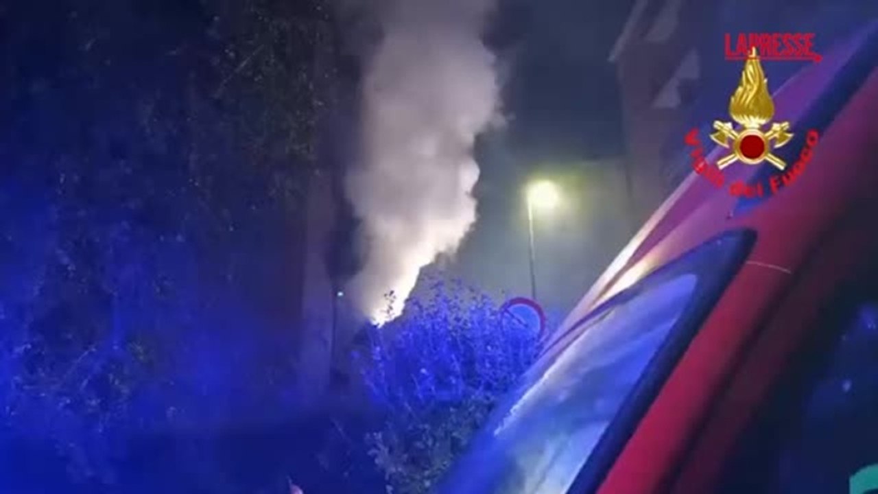 Le immagini dell'incendio a Cornaredo: la densa colonna di fumo che esce dalle finestre dell'edificio