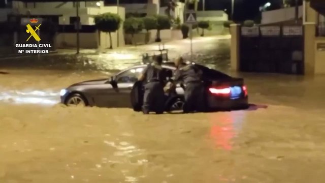 La Policía rescata a varias personas atrapadas en sus coches tras las fuertes lluvias en Murcia