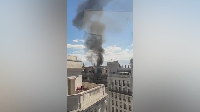 Susto en Madrid: un incendio en una azotea de Gran Vía obliga a actuar a Bomberos y Policía