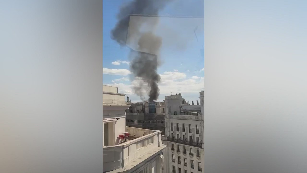 Susto en Madrid: un incendio en una azotea de Gran Vía obliga a actuar a Bomberos y Policía
