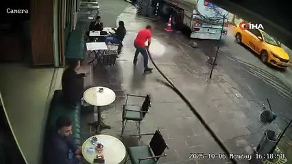 \"Şov Yapayım\" Dedi, Müşterileri Sırılsıklam Etti: Esnafın Tazyikli Su Kazası Kamerada!