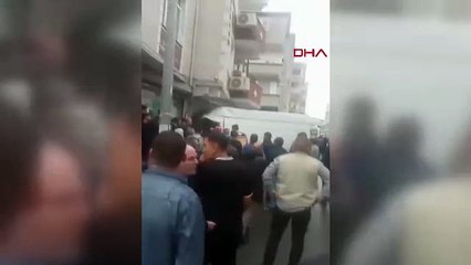 Avcılar'da minibüs iş yerine çarptı; kaza kamerada