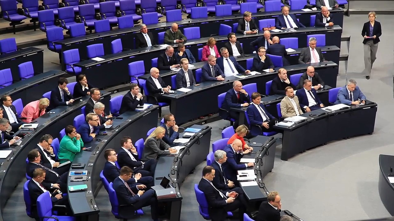 Illegale Migration: Riesen-Zoff um Abschiebezentren