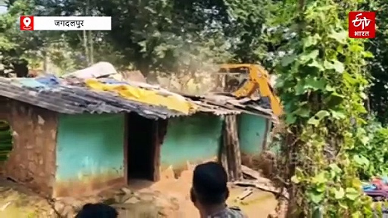 जगदलपुर में अवैध मकानों पर चला बुलडोजर, रेलवे की जमीन पर कब्जे का दावा, पीड़ितों के साथ कांग्रेस का हंगामा