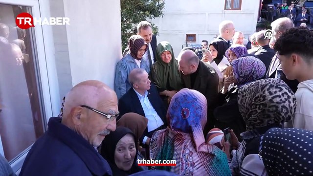 Cumhurbaşkanı Erdoğan baba ocağı Güneysu'da: Tek tek ziyaret edip komşularıyla sohbet etti