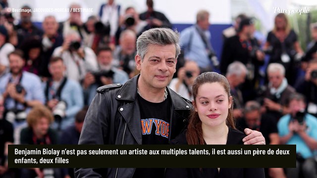 Benjamin Biolay est le papa de 2 filles (Anna et Louise) qui ont une grande différence d'âge : Malgré ces années d'écart, elles partagent...