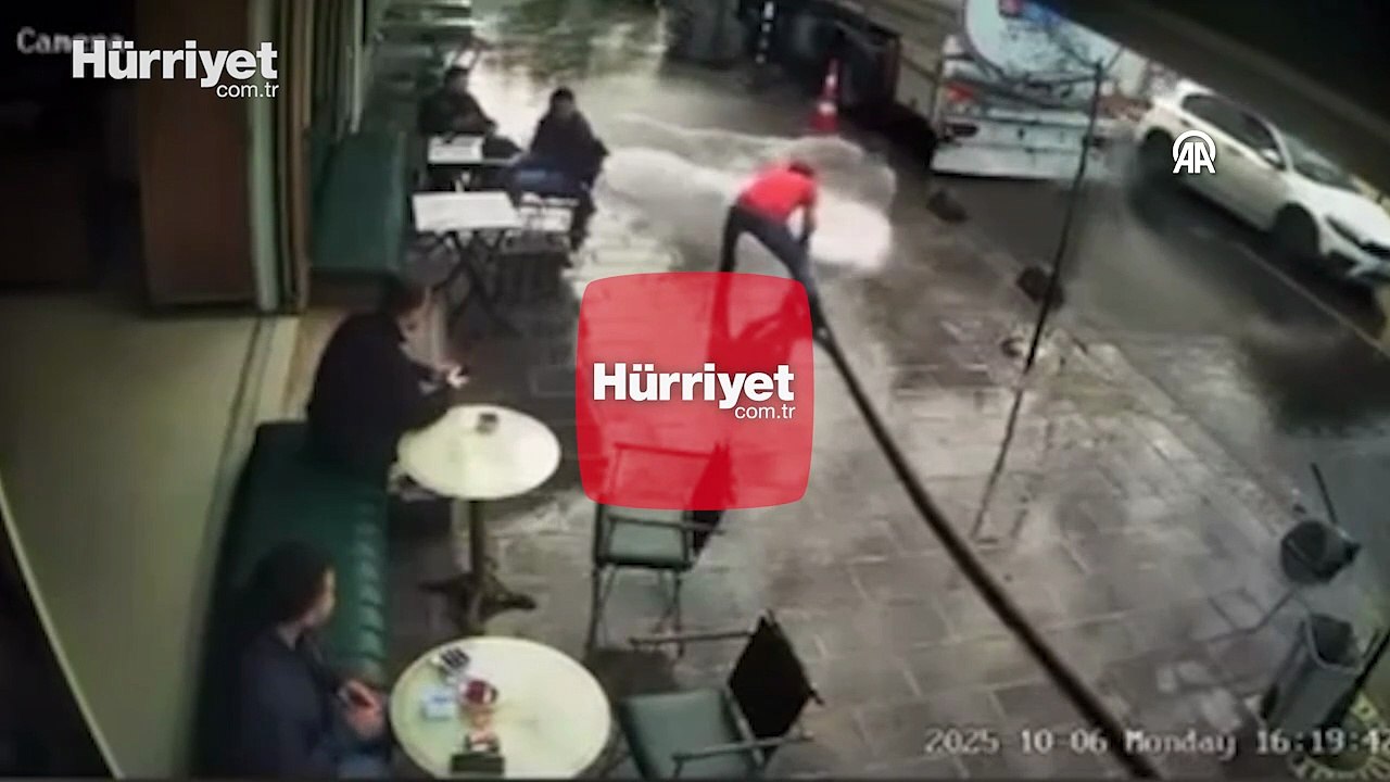 Bir kişinin tazyikli suyla çevredekileri ıslatması kamerada