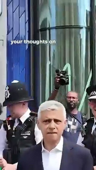 🚨🇬🇧 London Mayor Sadiq Kahn gets confronted & booed on the streets of ...