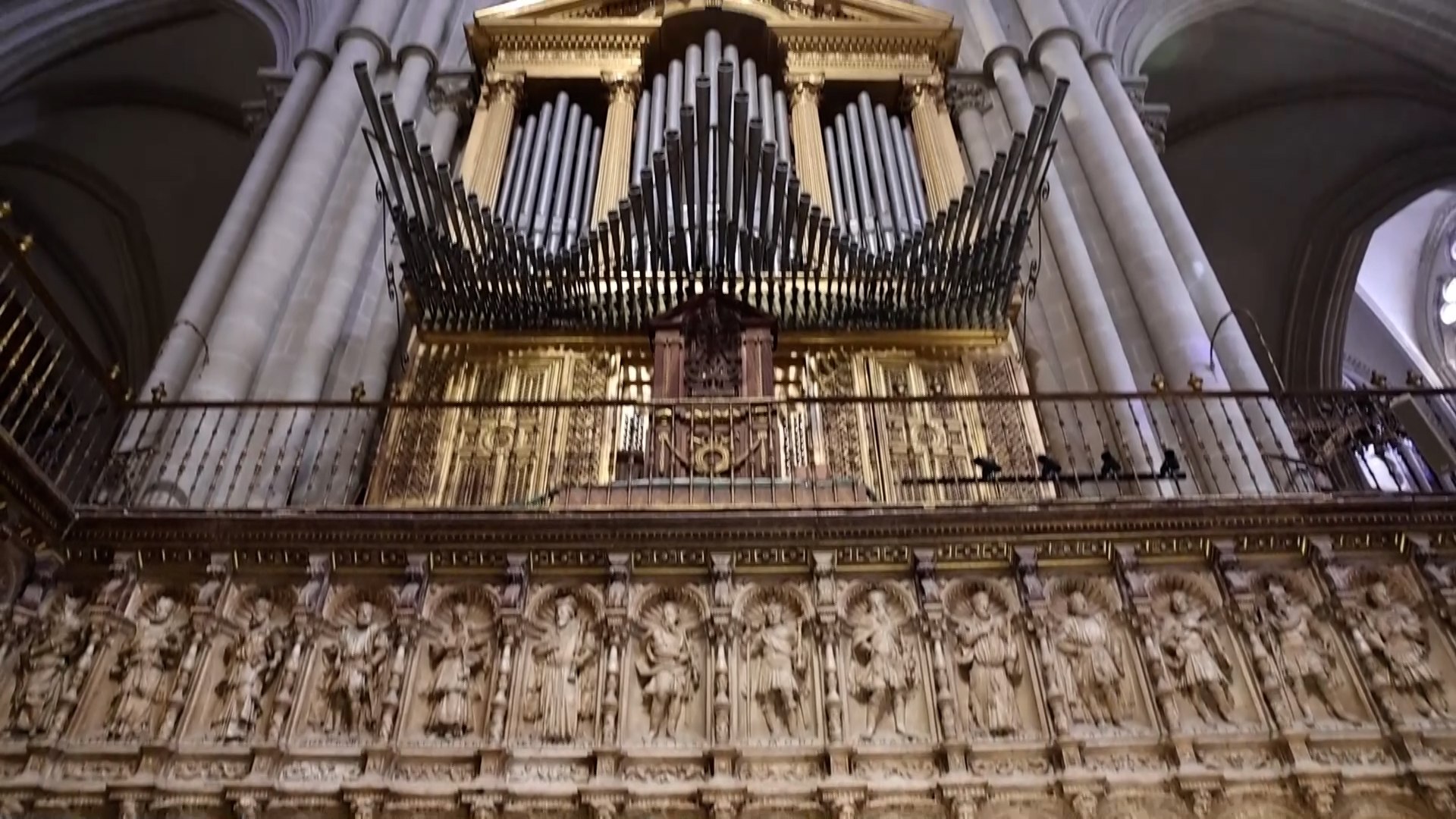 La Catedral de Toledo guarda un patrimonio instrumental "inigualable" que requiere una mimada conservaci�n, como tres �rganos de principios del siglo XVIII en los que se ha comenzado a realizar un minucioso trabajo de limpieza para recuperar su riqueza crom�tica, "opacada" por el paso del tiempo.
Lo han explicado a EFE durante los trabajos de limpieza y conservaci�n, que se est�n llevando a cabo en la Capilla de los Reyes del templo primado, el director art�stico del Festival de M�sica 'El Greco', Juan Jos� Montero, y el restaurador Ra�l Encinar, quienes aseguran que la Catedral conserva instrumentos  "muy valiosos" que se est�n recuperando "de una manera muy respetuosa" con la historia de cada uno de ellos.
La Catedral de Toledo, tambi�n conocida como Catedral Primada de Santa Mar�a de Toledo, es uno de los monumentos m�s importantes de Espa�a y una de las obras maestras del g�tico europeo. Est� situada en el coraz�n de la ciudad de Toledo (Castilla-La Mancha) y es la sede del Arzobispado Primado de Espa�a, lo que le otorga un enorme peso hist�rico y religioso.