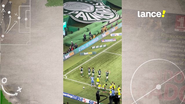 Bruno Rodrigues comemora gol marcado com todo o elenco titular, reserva e comissão técnica