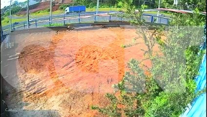 Câmera flagra Fiesta invadindo a contramão e causando acidente com vítimas na BR-277, em Cascavel