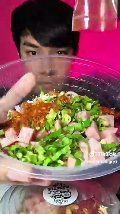 อินฟลูรีวิว ยำแหนม อั้ม พัชราภา แบบไม่อวย ลั่นดูตลาดนัด รสชาติเกินคาด