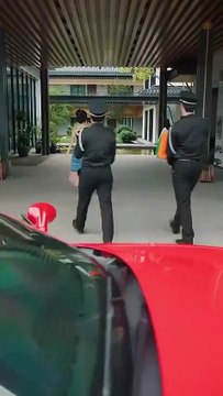 After the rebirth, she no longer pretends to be innocent and innocent. She tears her pretense apart and goes crazy, ripping the green tea girl apart and kicking her ass. She then steps on everyone with a flip of her hand. It's so cool and unstoppable. Eve