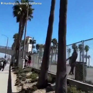 Californie : Les images impressionnantes d'un hélicoptère qui s'est écrasé hier sur la plage bondée de Huntington Beach, frôlant l'hôtel Hyatt Regency - Plusieurs blessés dans l'appareil et au so