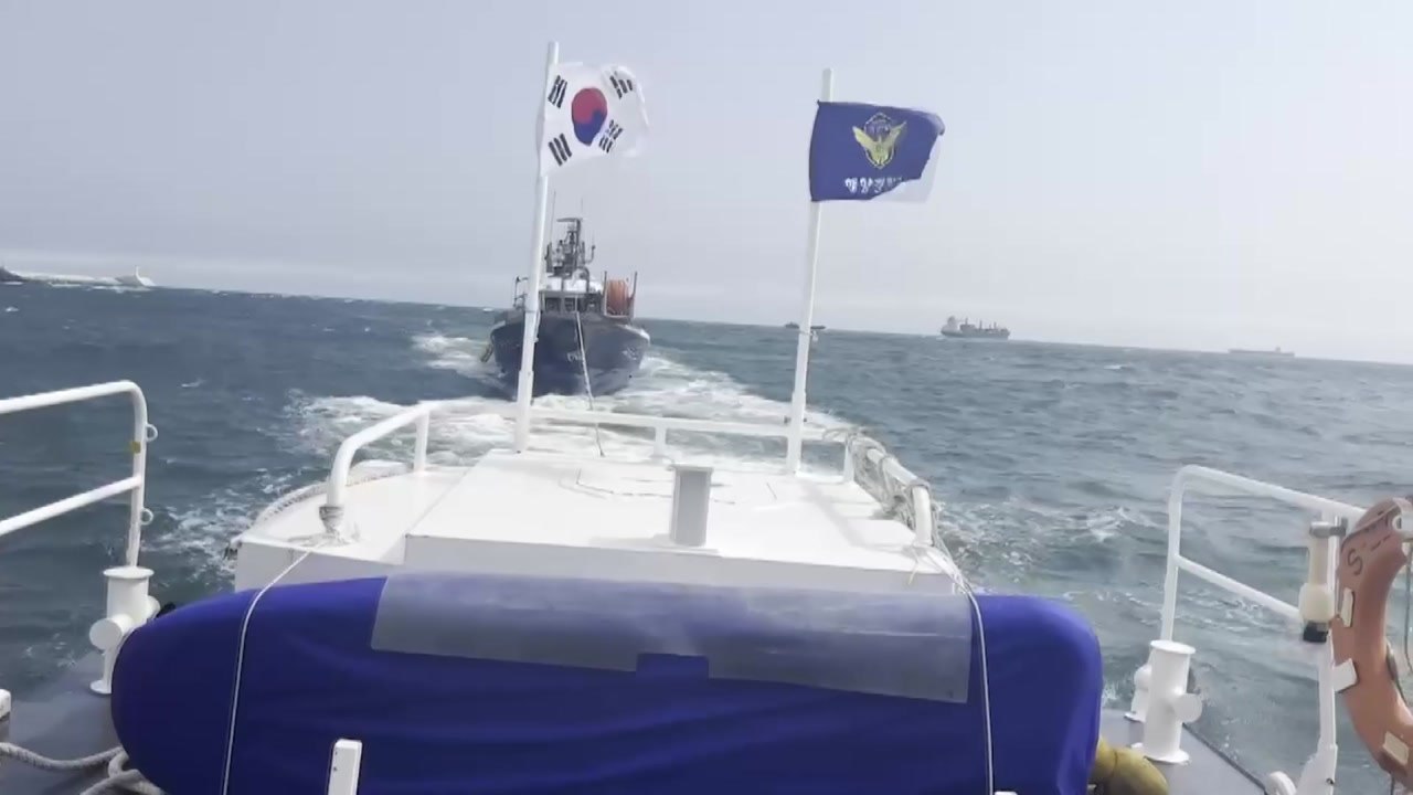 부산 앞바다서 낚시 어선 표류...해경 예인 / YTN