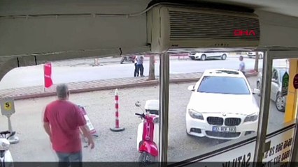 Ters yönde ilerleyen motosiklet çocuğa çarptı; kaza kamerada